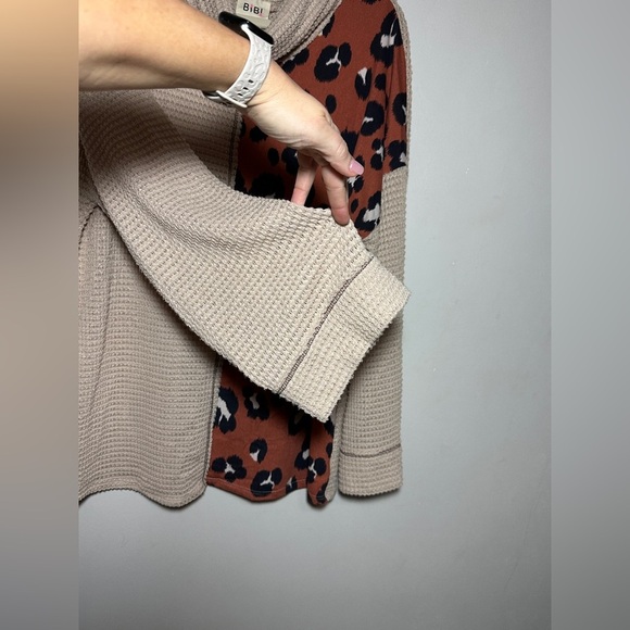 BiBi Woman’s Cream and Brown Leopard Print Waffle Long Sleeve Top Size Large - Picture 4 of 6